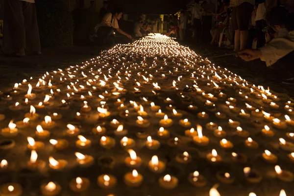 La gente enciende velas para pagar respeto a la reliquia de Buda — Foto de Stock