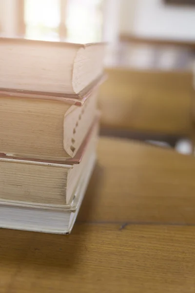 Παλιό βιβλίο με Θάμπωμα φόντου βιβλιοθήκη — Φωτογραφία Αρχείου