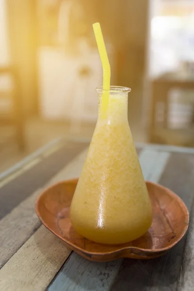 Batido de jugo de mango en vaso de frasco —  Fotos de Stock
