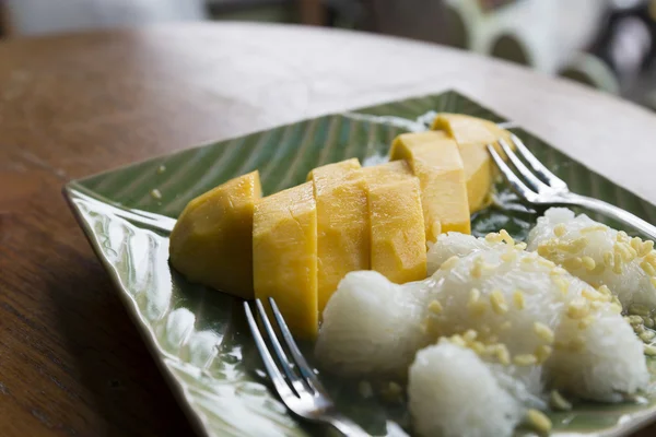 Zralé mango s lepkavou rýží — Stock fotografie