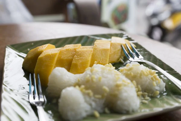 Mango maturo con riso appiccicoso — Foto Stock