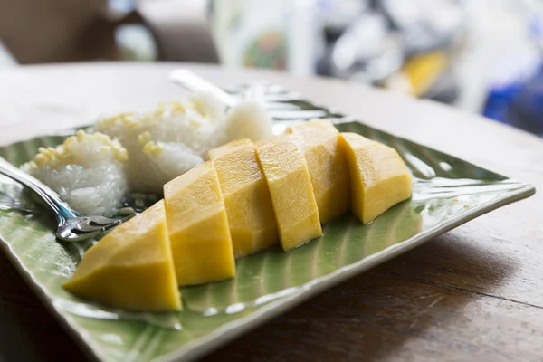 Zralé mango s lepkavou rýží — Stock fotografie