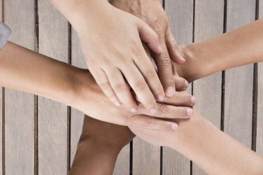insanlar el birlikte ekip çalışması con olarak kullanmak için ahşap masa koymak