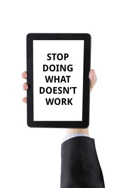 wh izole kelime ile dijital tablet tutan işadamı el