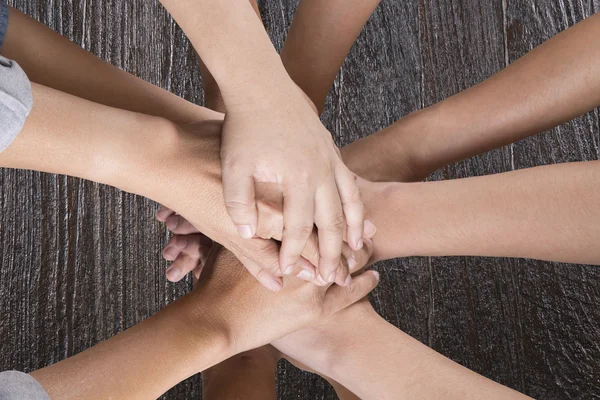 Persone mettere mano insieme per l'uso come concetto di unità lavoro di squadra — Foto Stock