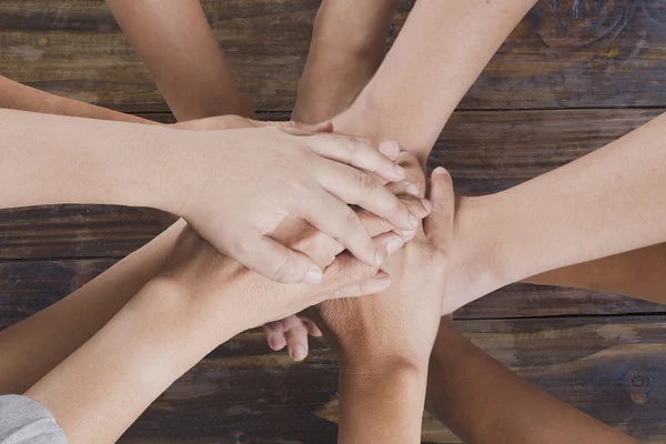 Persone mettere mano insieme per l'uso come concetto di unità lavoro di squadra — Foto Stock