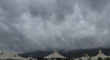 Cennet ve Asya yağmurlu günde bina