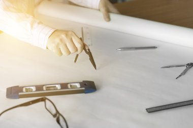 Pusula çalışma inşaat proje üzerinde tutan el mimar