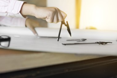 Pusula çalışma inşaat proje üzerinde tutan el mimar