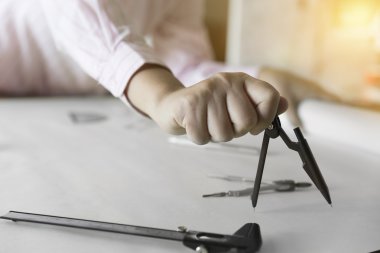 Pusula çalışma inşaat proje üzerinde tutan el mimar