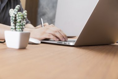 Bilgisayar laptop ile Ofis Masası üzerinde çalışan iş adamı