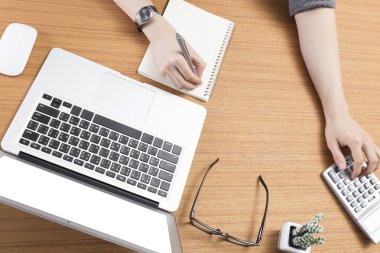 hesap makinesi ve bilgisayar laptop ile memur çalışan iş adamı