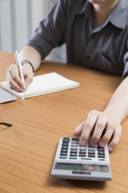 hesap makinesi ve not defteri Ofis Masası üzerinde çalışma iş adamı