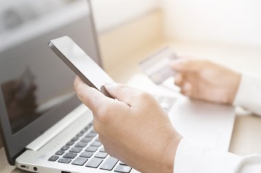 İşadamı el cep telefonu ve kredi kartı shoppin için