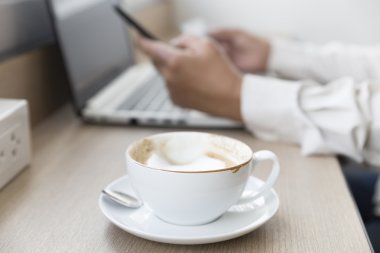 İşadamı el cep telefonu ve kredi kartı shoppin için