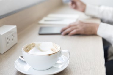 Onli alışveriş için tablet ve kredi kartı ile işadamı eli