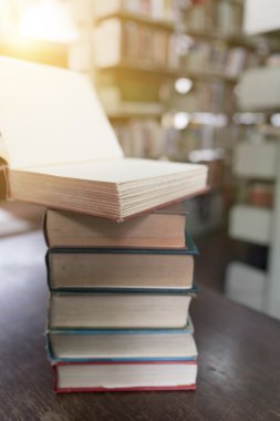 ahşap masa ile eski kitap kütüphane arka plan bulanıklık