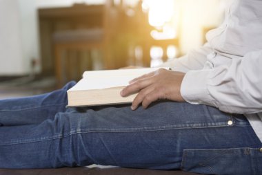 adam koridorda kitaplığındaki kitap okumak