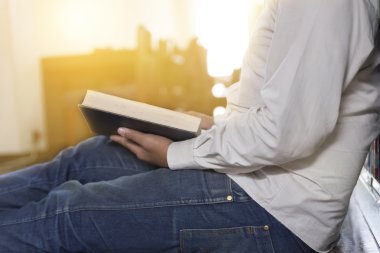 adam koridorda kitaplığındaki kitap okumak