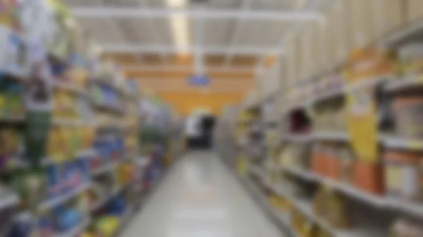 Corredor e venda de produtos no supermercado - borrão para uso como backg — Fotografia de Stock