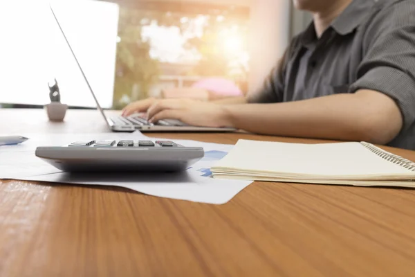 Uomo d'affari che lavora con computer portatile sulla scrivania dell'ufficio — Foto Stock