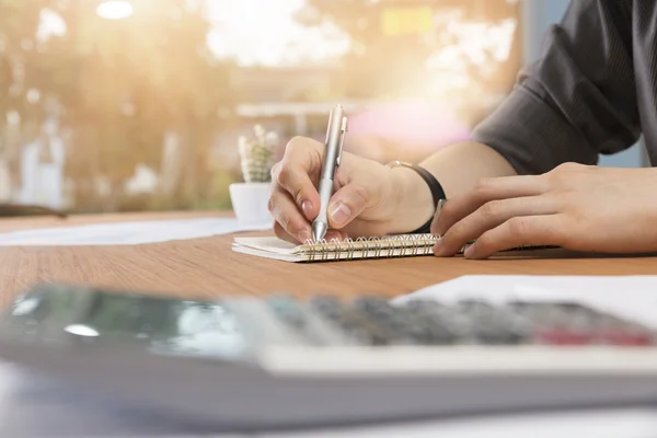 Hombre de negocios escribiendo nota en bloc de notas — Foto de Stock