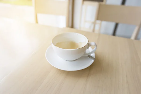 Copo vazio de café cappuccino na mesa de madeira — Fotografia de Stock