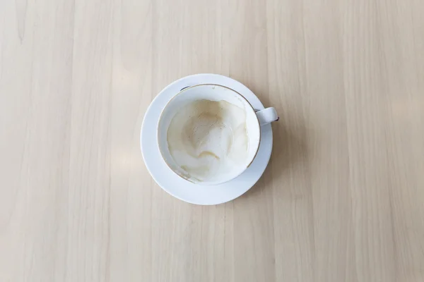 Copo vazio de café cappuccino na mesa de madeira — Fotografia de Stock