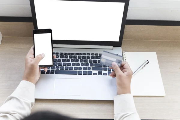 Mano del hombre de negocios con teléfono móvil y tarjeta de crédito para shoppin — Foto de Stock