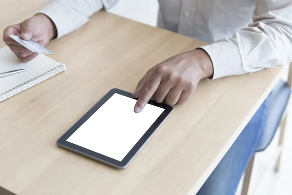 Mão de empresário com tablet e cartão de crédito para compras onli — Fotografia de Stock