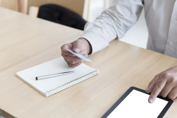 Mano del hombre de negocios con tableta y tarjeta de crédito para compras onli — Foto de Stock