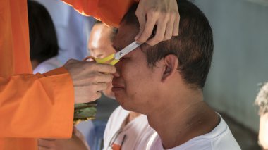 rahip koordinasyon budizm keşiş olacak adamın saç kesti