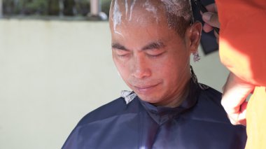 rahip ordinati budizm keşiş olacak adamın saç tıraş