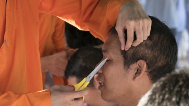rahip koordinasyon budizm keşiş olacak adamın saç kesti