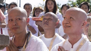 oturma ve ordina için bekleyen Budizm keşiş olacak adam