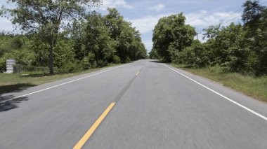 Gündüz karayolu üzerinde trafik