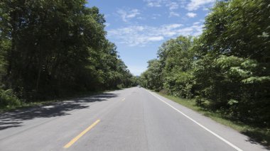Gündüz karayolu üzerinde trafik