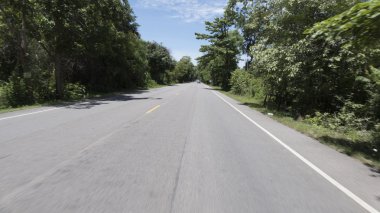 Gündüz karayolu üzerinde trafik