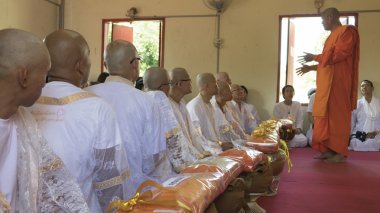 oturma ve ordina için bekleyen Budizm keşiş olacak adam