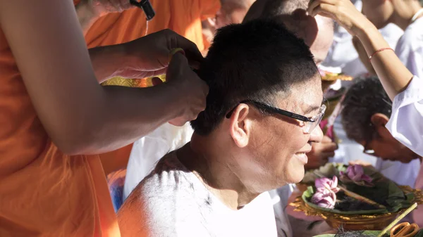 rahip ordinati budizm keşiş olacak adamın saç tıraş