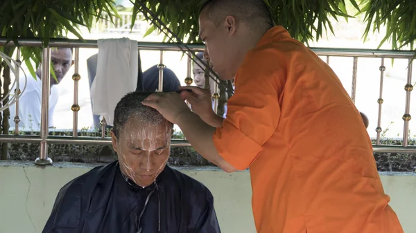 Monk shave hair of man who will become buddhism monk in ordinati — Stock Photo, Image