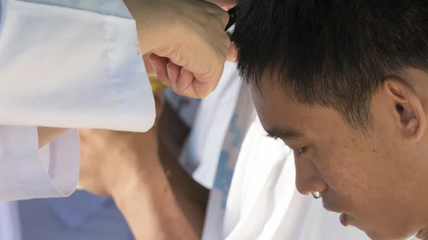 People cut hair of man who will become buddhism monk in ordinati — Stock Photo, Image