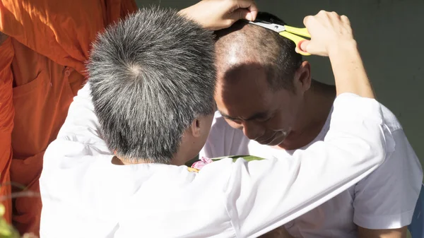 People cut hair of man who will become buddhism monk in ordinati — Stock Photo, Image