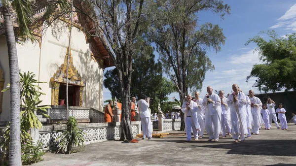 Muž, který se stal buddhismus mnich, modlila se a chodit chu — Stock fotografie