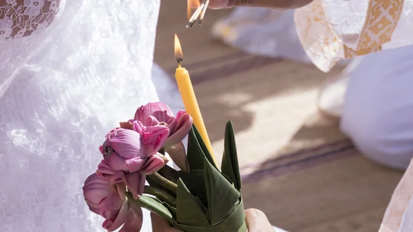 Lidé drží Růžový lotos a osvětlení svíčky a kadidlo — Stock fotografie