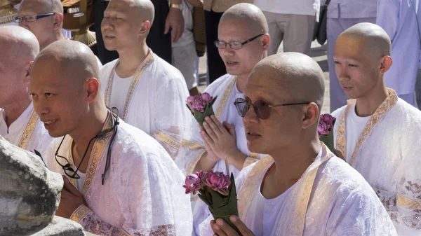 Mann, der zum Buddhismus-Mönch wird und bei der Ordinationszeremonie betet — Stockfoto