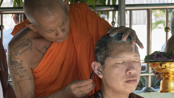 Mnich, který se stane buddhismem v ordinatice — Stock fotografie