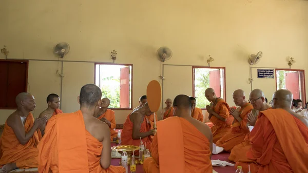 Mann, der zum Buddhismus-Mönch wird und bei der Ordinationszeremonie betet — Stockfoto