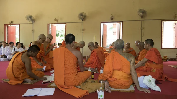 Man som kommer att bli buddhismen Monk be i ordination ceremoni — Stockfoto