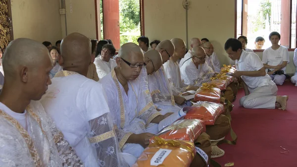 Człowiek, który stanie się mnich buddyzmu siedzi i czeka na ordina — Zdjęcie stockowe